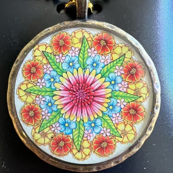 Necklace with sparkly floral design - Picture 2 of 3